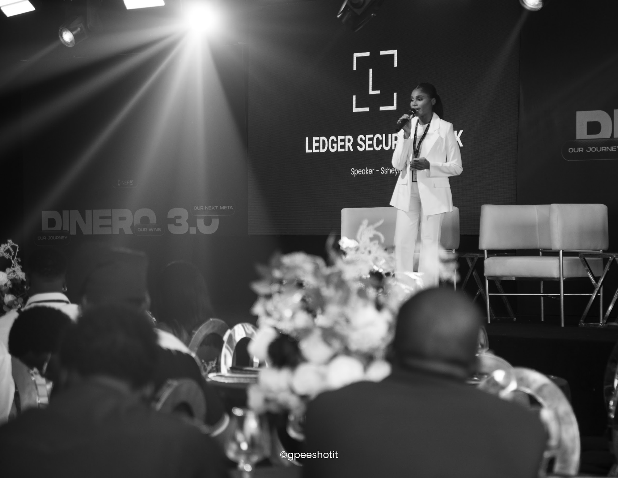 Ssheyii speaking at Dinero 3.0