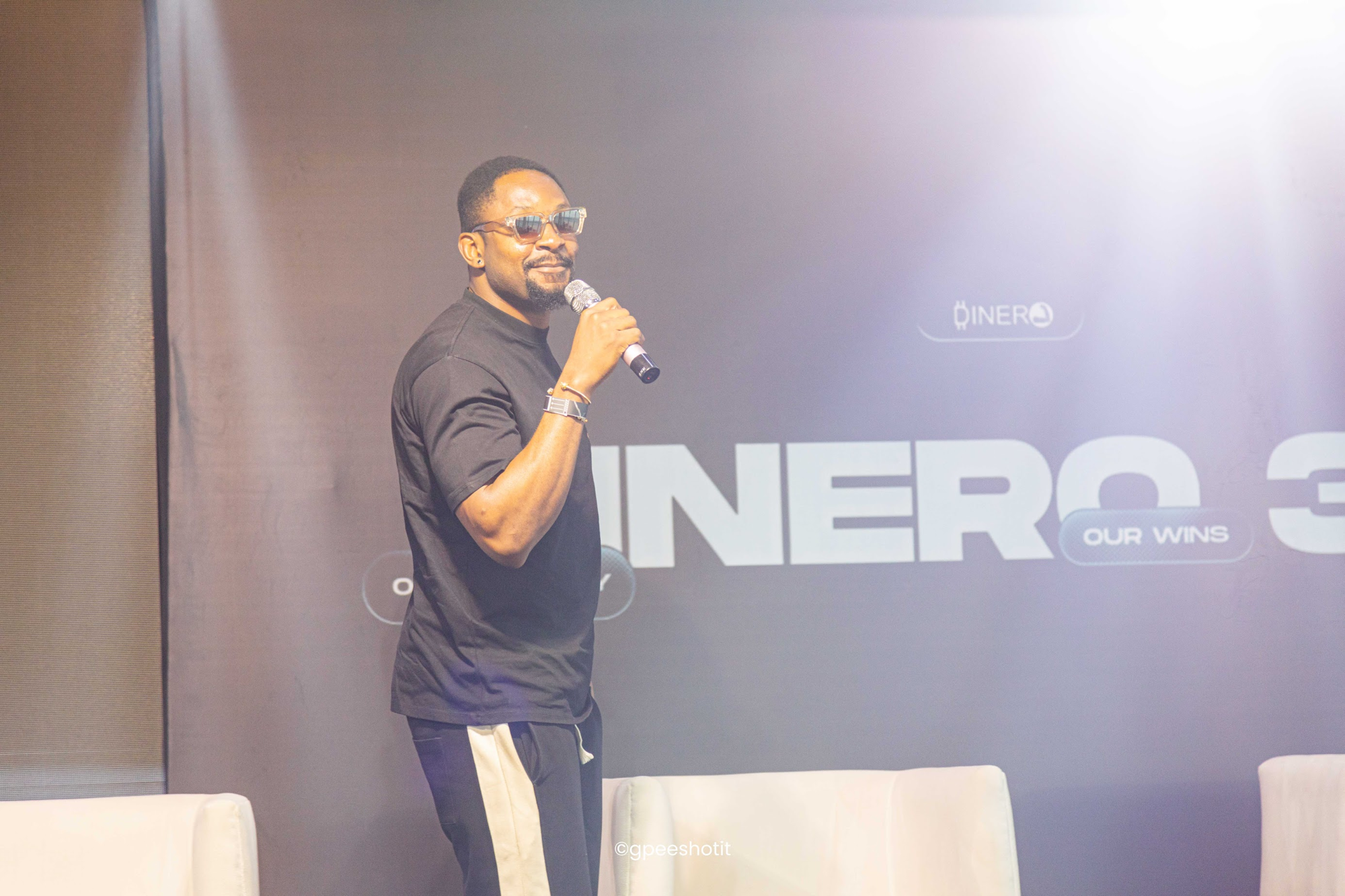 A speaker on stage at Dinero 3.0